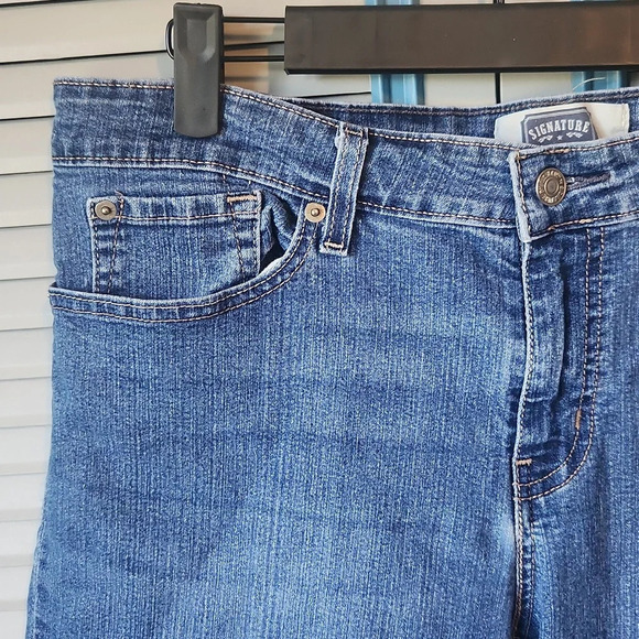 Signature by Levi Strauss Women’s Denim Shorts - Picture 3 of 9